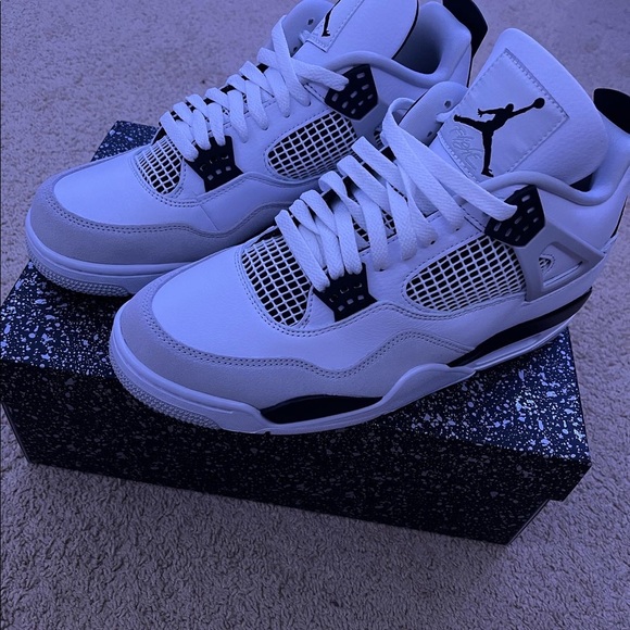 Jordan 4s military black (NEW)